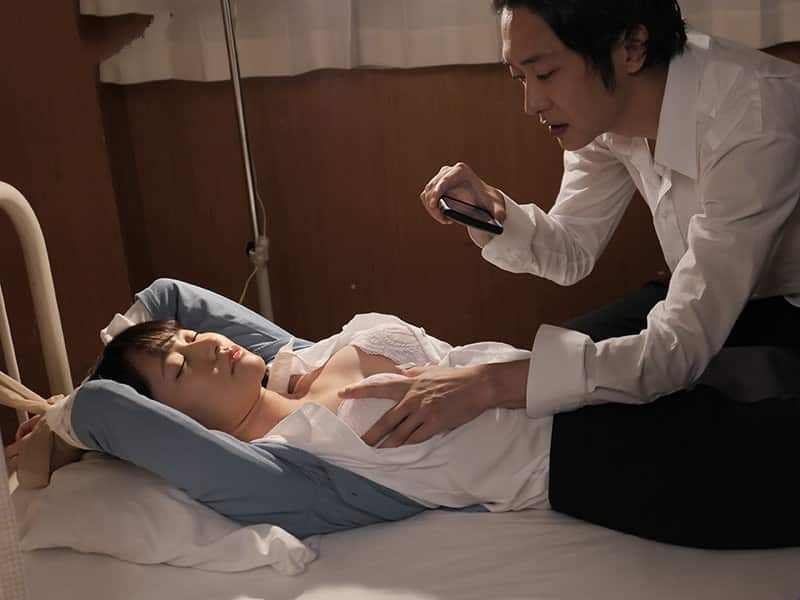 선생님을 너무 사랑했기 때문에 선생님을 납치하고 강간했습니다.