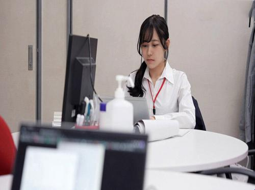 미녀왕과 야근을 하게 되는데...