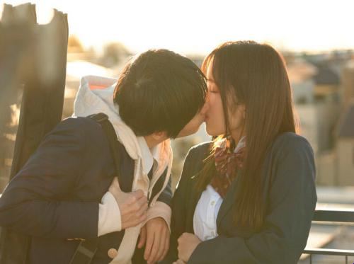당신의 슈퍼 섹시한 여자 친구와 함께 옥상 꼭대기에 올라가십시오
