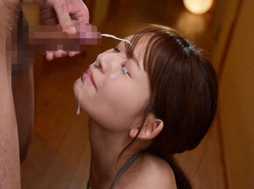 Menyemprotkan sperma ke wajah istrinya saat bosnya jauh dari rumah