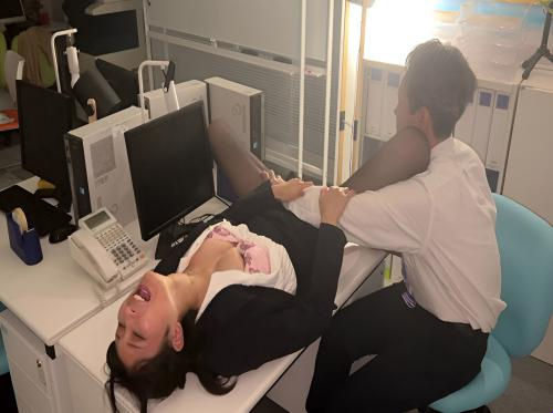 Brancher la chatte d'un collègue pendant les heures supplémentaires