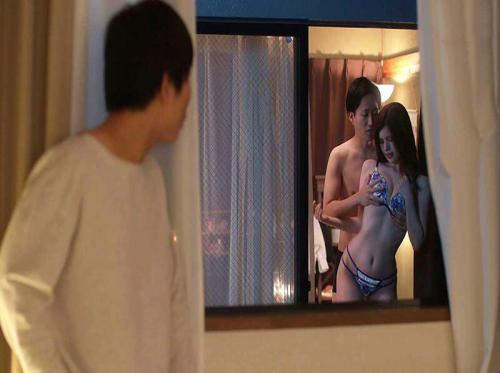 隣人と毎晩セックスしているのを覗き見した青年のハッピーエンド